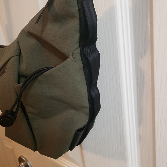 Like New Alpaka Flow Satchel (2L) - Picture 4 of 11